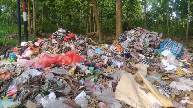 Tumpukan sampah di Desa Gadu Barat, Ganding, Sumenep