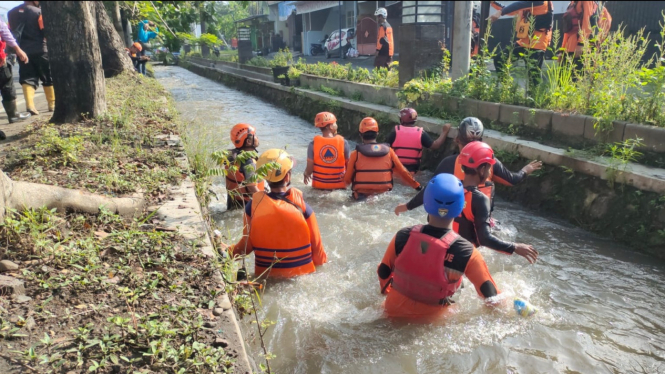 Proses pencarian korban terperosok di Kediri