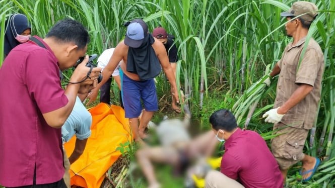 Petugas olah TKP penemuan mayat perempuan dan bayi di Kediri.