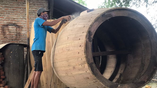 Proses Pembuatan Bedug Berbahan Kayu Jati di Mojokerto