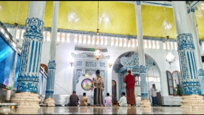 Suasana Masjid Al-Muhajirin dengan ornamen klasik