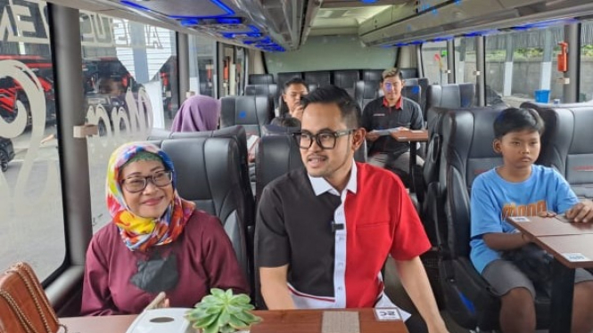 Nikmati Ngabuburit Keliling Naik Bus Sultan di Malang