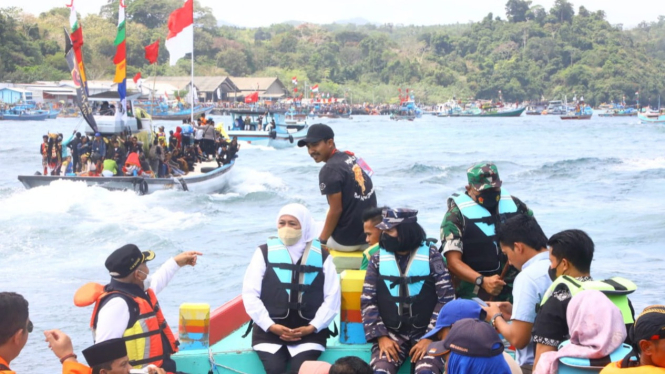 Gubernur Jatim, Khofifah Indar Parawansa menaiki perahu nelayan