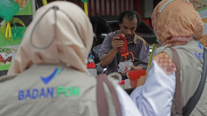 BBPOM Kota Surabaya saat mengambil sampel makanan