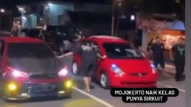 Tangkap layar video aksi balap liar dua mobil di Mojokerto