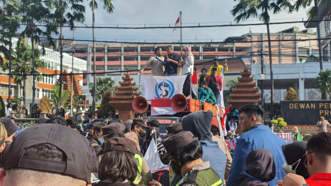 Ratusan mahasiswa demo di depan gedung DPRD Jawa Timur