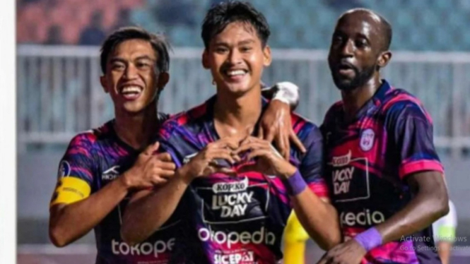 Pemain Rans Nusantara FC rayakan gol