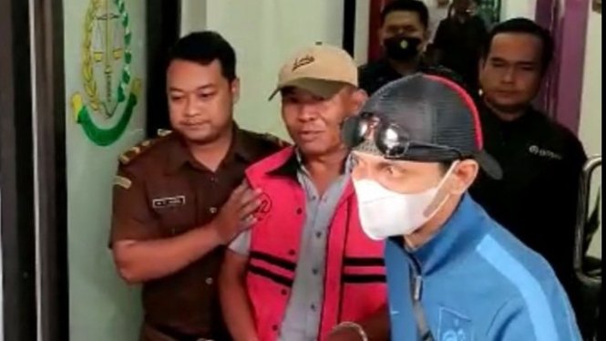 Kepala Desa Lolawang digelandang penyidik ke Rutan Kejati Jatim