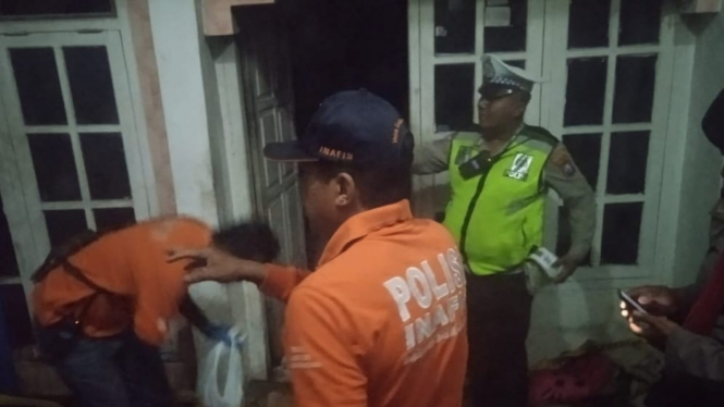 Polisi melakukan olah TKP di lokasi kejadian.