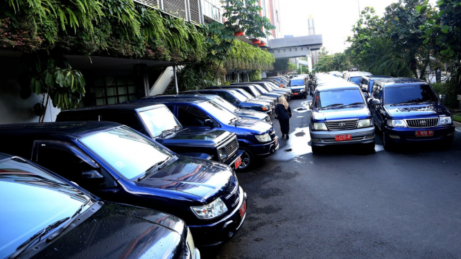 Mobil dinas diparkir di Balai Kota Surabaya