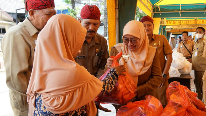 Wakil Bupati Sumenep usai membuka pasar murah