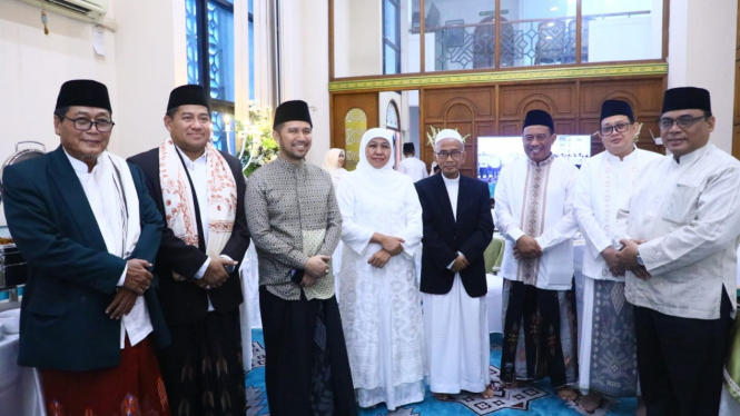 Gubernur Khofifah Salat Idul Fitri di Masjid Al Akbar Surabaya