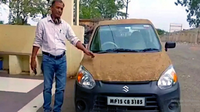 Pria di India lapisi mobilnya dengan kotoran sapi