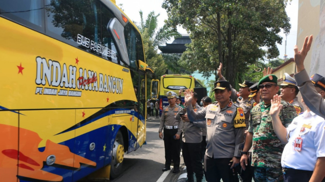 Senangnya Warga Difasilitasi Bus Balik Lebaran oleh Polda Jatim