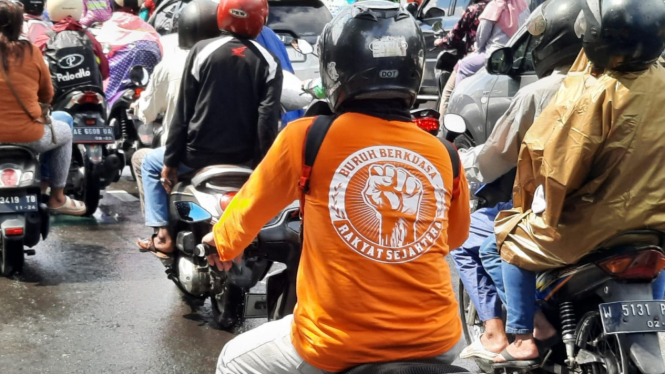 Arus lalu lintas padat akibat aksi buruh di Kota Surabaya.