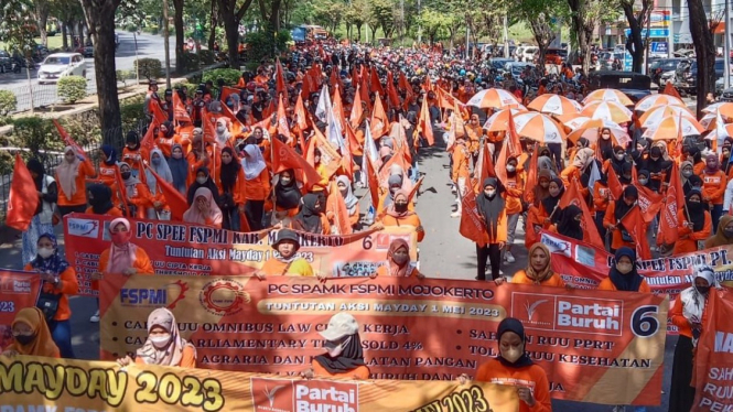 Aksi demo buruh dari Mojokerto di Jl. A. Yani Surabaya