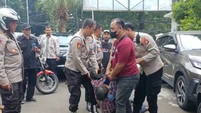 Pelaku penembakan di kantor pusat MUI, Jakarta, saat diamankan aparat.