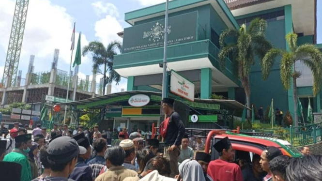 Ratusan pendemo di depan kantor PWNU Jatim