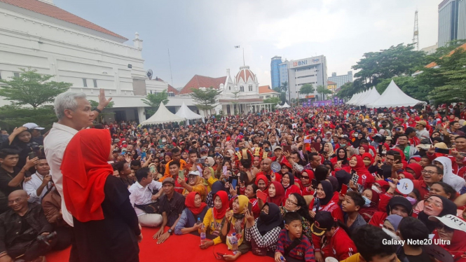 Capres Ganjar Pranowo disambut hangat oleh masyarakat Surabaya