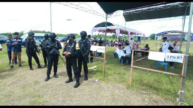 Polisi bersenjata lengkap mengamankan pilkades di Bangkalan.