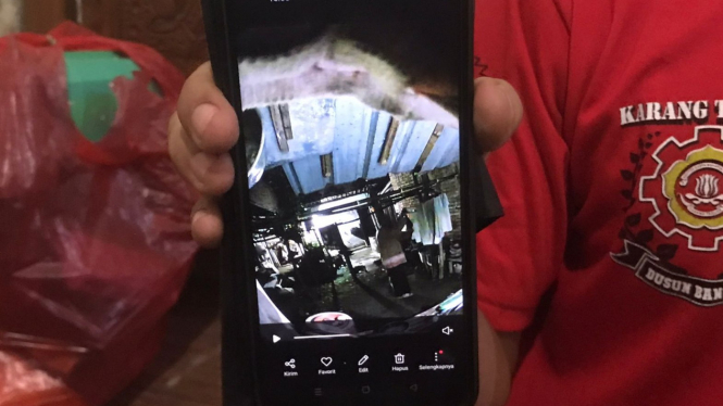 Bukti CCTV Penyiraman Jemuran Pakai Air Keras di Mojokerto