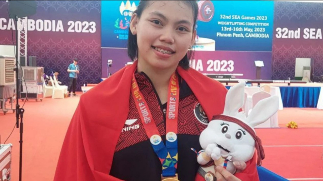 Tsabitha Alfiah Ramadani memamerkan medali emas SEA Games 2023