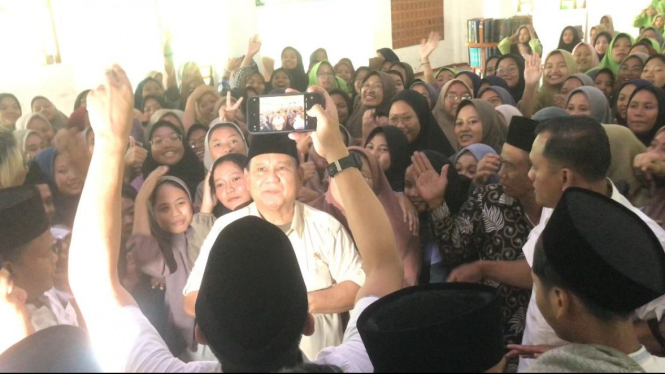 Prabowo dikerumuni santriwati saat kunjungan di Mojokerto