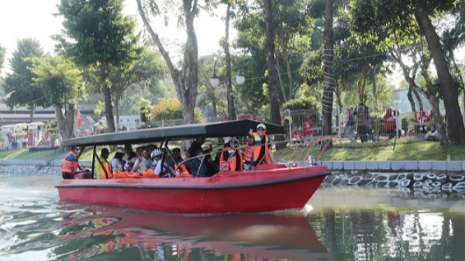 Wahana Perahu di Taman Asreboyo Ngagel, Surabaya