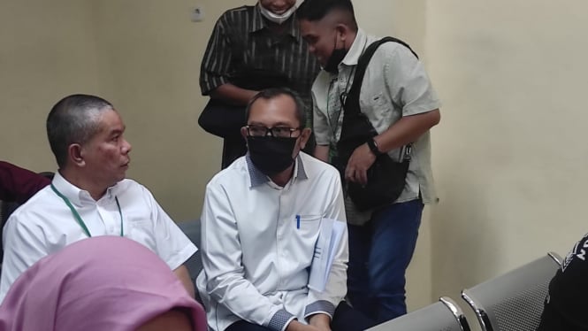 Sahat Tua Simanjuntak (pakai masker) di Pengadilan Tipikor Surabaya