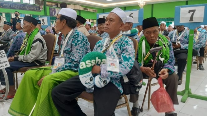 Jamaah calon haji di Asrama Haji Surabaya