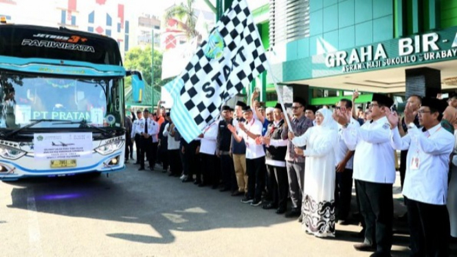 Momen Gubernur Jatim Lepas 445 Jemaah Haji Embarkasi Surabaya
