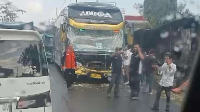 Dua Bus Rombongan Haji Kecelakaan Beruntun di Bangkalan