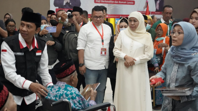 Gubernur Khofifah Sapa Jemaah Haji Lansia di Asrama Haji Surabaya