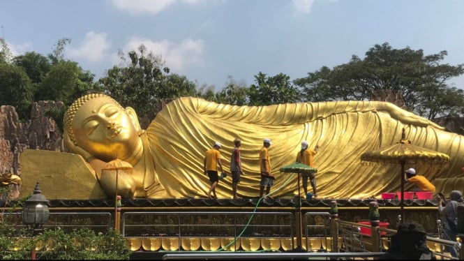 Prosesi Memandikan Patung Budha Tidur di Mahavihara