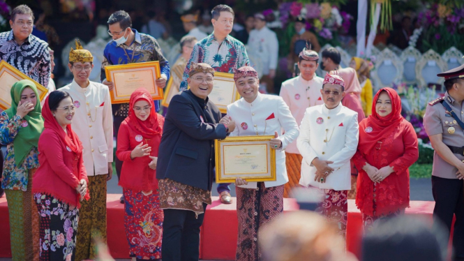 PT SIER menerima penghargaan dari Wali Kota Surabaya