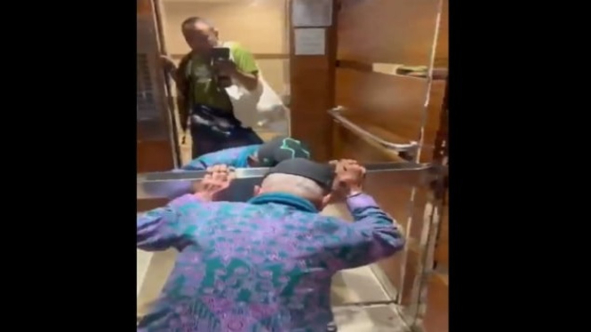 Viral video jemaah haji asal Madura pertama kali naik lift