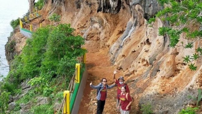 Destinasi Wisata Batu Canggah Giliyang Sumenep