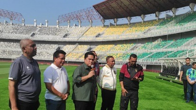 Ketum PSSI bersama para Exco di Stadion GBT Surabaya