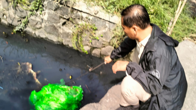 Plastik hijau yang membungkus potongan tubuh manusia di Sidoarjo