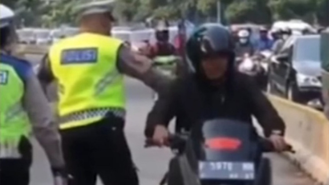 Tangkapan video viral TNI lolos dari razia Polisi