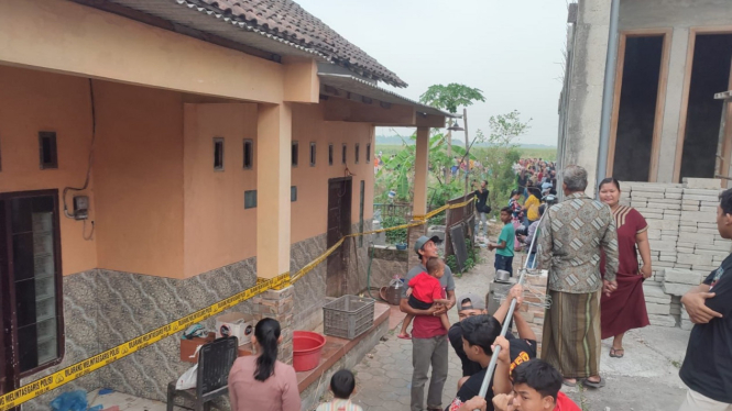 Warga kerumuni rumah pembunuh siswi SMP di Mojokerto