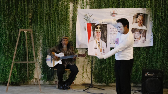 Pertunjukan seni pantomim oleh Sukarelawan Ganjar