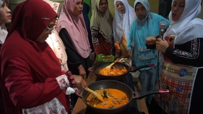 Ibu-Ibu mendapat pelatihan memasak rendang di Tuban