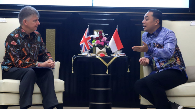 Wali Kota Surabaya bersama Dubes Inggris