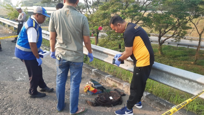 Petugas olah TKP di lokasi mayat tergeletak di Tol Sumo.