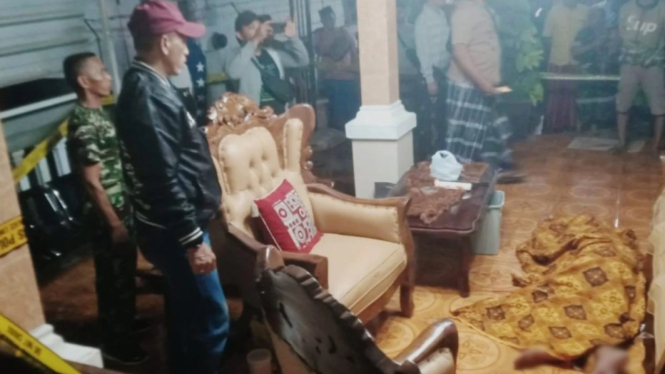 Polisi saat olah TKP pembunuhan di Pamekasan, Jawa Timur