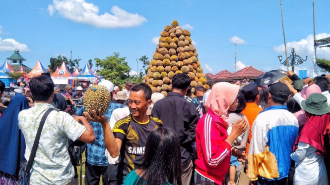 Suasana gunungan buah durian jadi rebutan