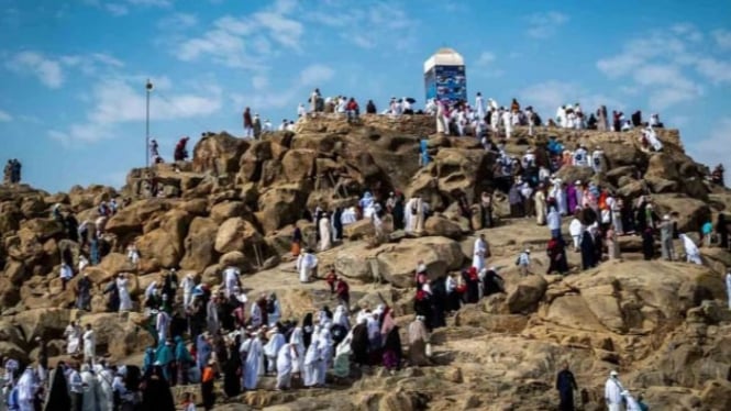 Peziarah mengunjungi bukit Jabal Rahmah di kawasan Padang Arafah