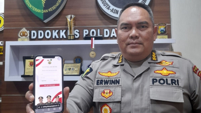 Kombes Pol dr Erwin Zainul Hakim Tunjukkan Apliaksi Si Centing