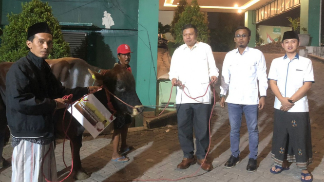 Gerindra Jatim menyerahkan sapi kurban Prabowo Subianto ke PWNU.